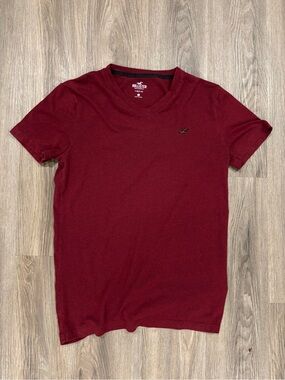 Hollister Men's Short-Sleeve V-neck Tee in Deep Maroon